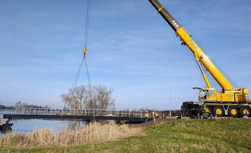 Nieuwe steiger voor fiets-voetveer Dommerholt in Gorssel geplaatst