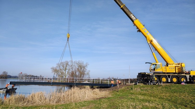 Nieuwe steiger voor fiets-voetveer Dommerholt in Gorssel geplaatst