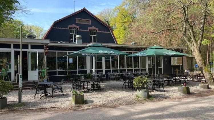 De Zessprong maakt vernieuwd terras rookvrij