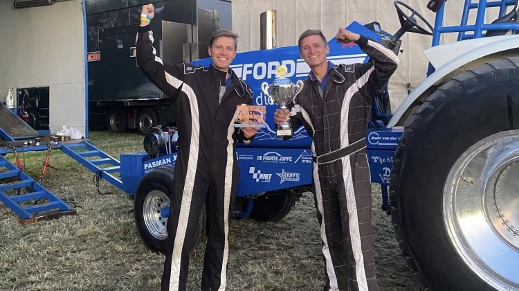 Twee bekers voor team iesel diesel uit Gorssel tijdens tractorpulling
