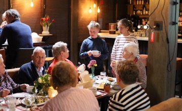 Jong en oud samen aan tafel tijdens NLdoet-lunch in Harfsen