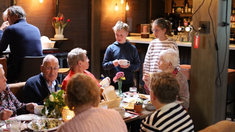 Jong en oud samen aan tafel tijdens NLdoet-lunch in Harfsen