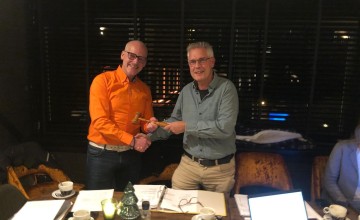 Bestuursleden Herman Reurslag en Marcel ter Horst nemen afscheid van Oranjevereniging