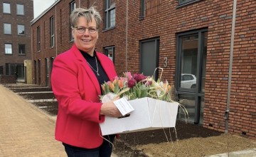 Wethouder brengt bloemetje bij nieuwe buren