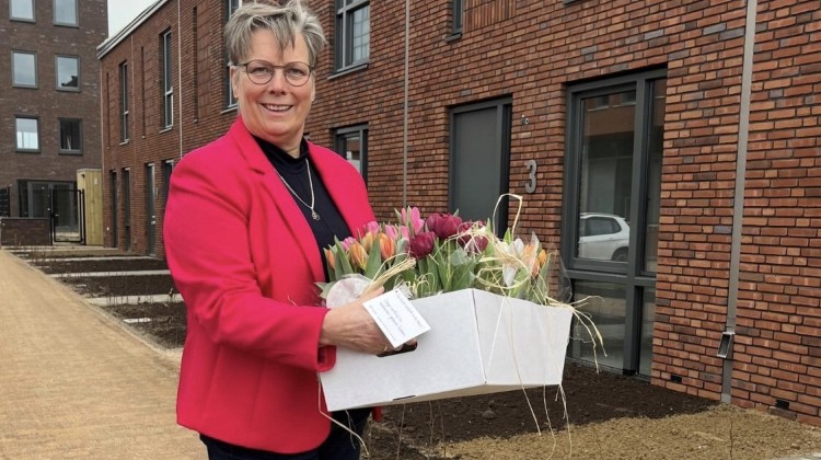 Wethouder brengt bloemetje bij nieuwe buren