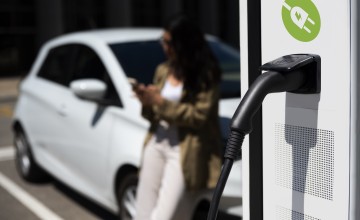 De opkomst van elektrisch rijden in Gelderland: wat je moet weten over laadpalen