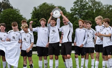 Witkampers JO15-2 neemt kampioensschaal in ontvangst