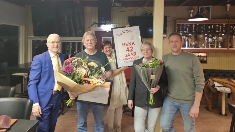 Henk Pasman lid van verdienste KNVB voor 42 jaar inzet S.V. Harfsen