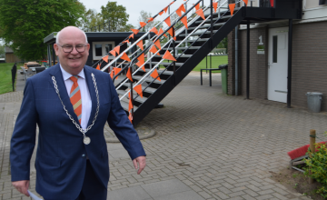 13 Koninklijke lintjes uitgereikt in Lochem tijdens Lintjesregen 2025