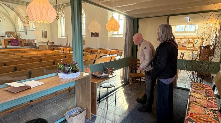 De kerk in Almen staat open