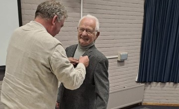 Dubbele eer voor vertrekkende  penningmeester Klein Baltink van Ons Genoegen Gorssel