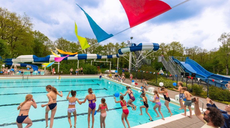 Feestelijke opening zwemseizoen 2026 bij het Leussinkbad
