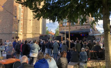 Blues en voetbal rond de kerk