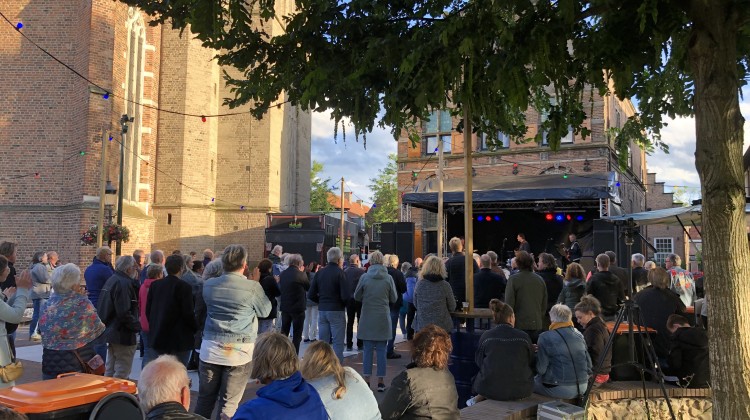 Blues en voetbal rond de kerk