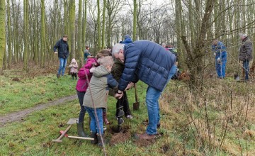 Veel vrijwilligers in touw tijdens bomenplantochtend in Exel