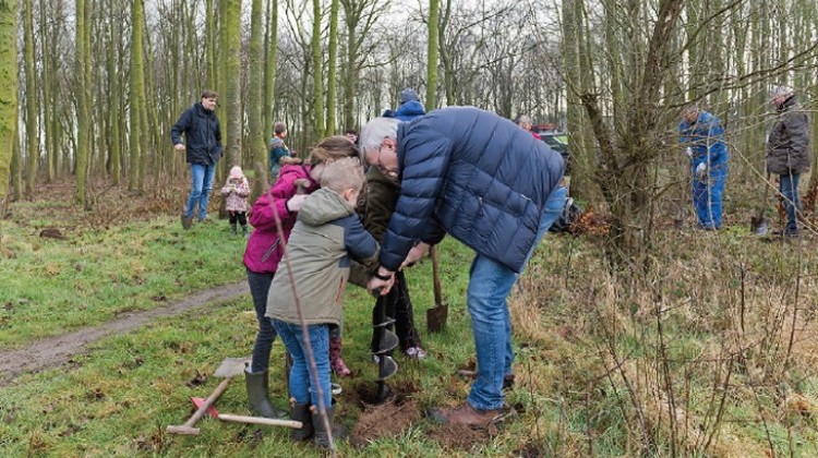 Veel vrijwilligers in touw tijdens bomenplantochtend in Exel