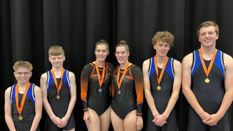 Goud en zilver voor tweelingzussen uit Eefde bij NK trampoline springen