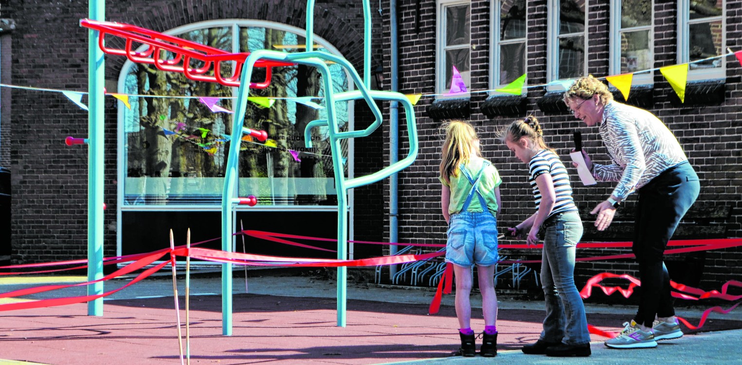 Feestelijke opening nieuw speeltoestel en kunstgrasmat bij Julianaschool Almen
