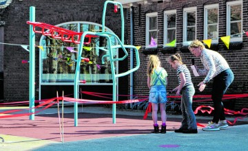 Feestelijke opening nieuw speeltoestel en kunstgrasmat bij Julianaschool Almen