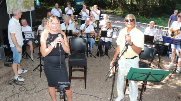 Swingende zondagmiddag met Big Band Straight Ahead bij De Zessprong in Joppe