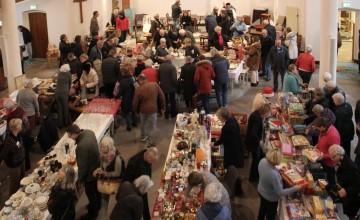 Grote rommelmarkt bij kerk in Gorssel