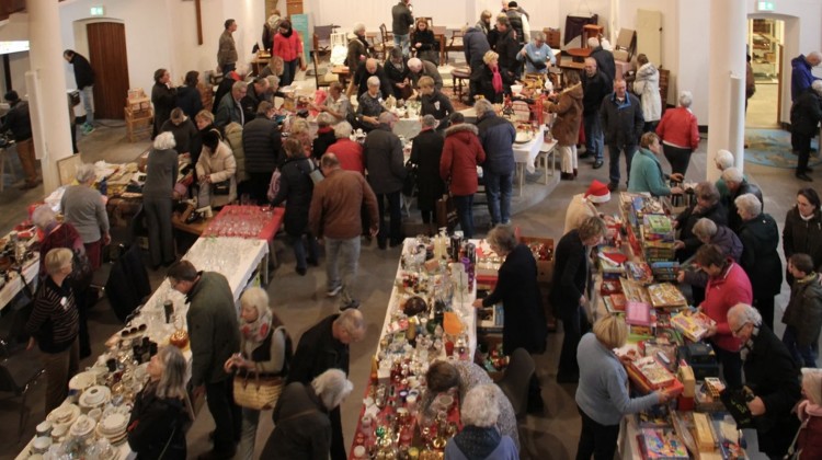 Grote rommelmarkt bij kerk in Gorssel