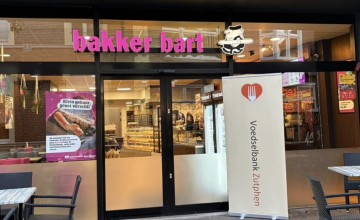 Bakker Bart Lochem steunt Voedselbank met Sinterklaasactie