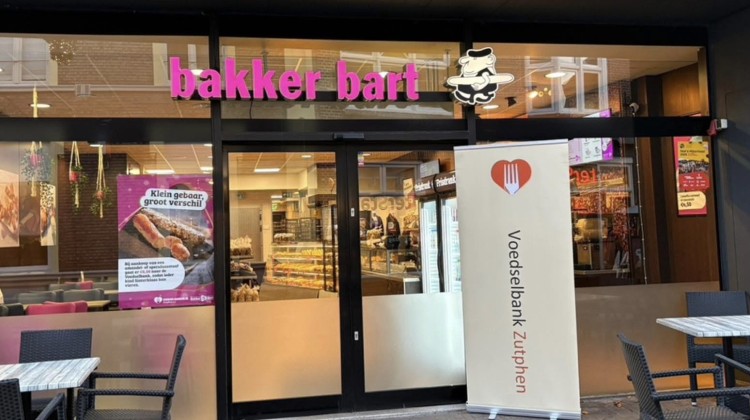 Bakker Bart Lochem steunt Voedselbank met Sinterklaasactie