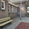 Nieuwe bankjes op het schoolplein Julianaschool Almen