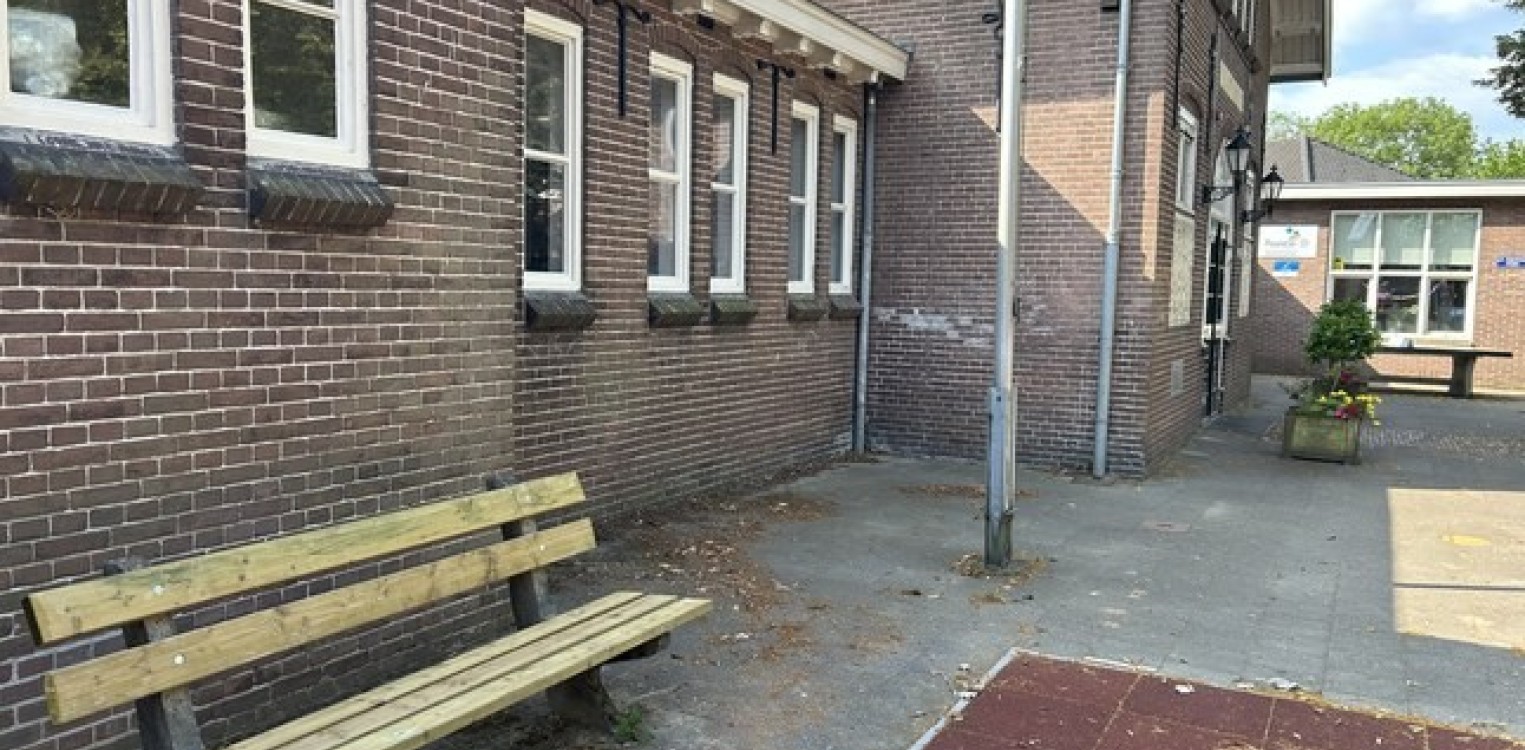 Nieuwe bankjes op het schoolplein Julianaschool Almen