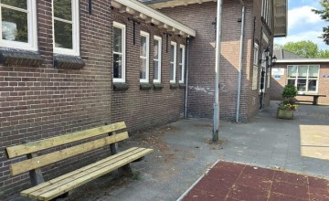 Nieuwe bankjes op het schoolplein Julianaschool Almen