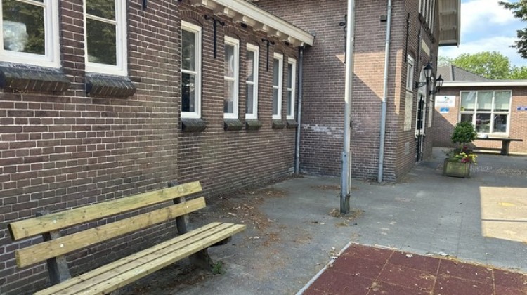 Nieuwe bankjes op het schoolplein Julianaschool Almen