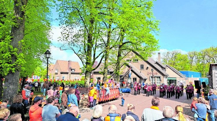 Ouderwets gezellige Koningsdag in Almen