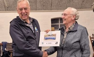 Donaties voor tafeltennishal dankzij koorleden en boekenliefhebber