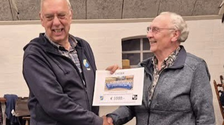 Donaties voor tafeltennishal dankzij koorleden en boekenliefhebber