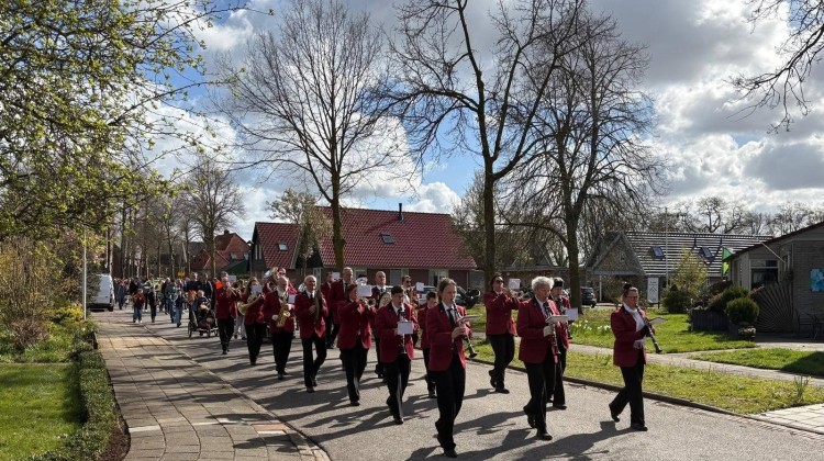 Gezellige Palmpasentochten in Almen en Laren