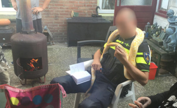Bijzondere vraag aan politie: "Wilt u mijn slang even vasthouden?"