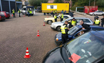 Grote politiecontrole: auto inbeslaggenomen, agent mishandeld en melkpoederdieven aangehouden