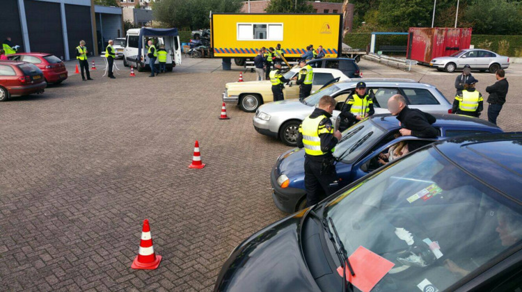 Grote politiecontrole: auto inbeslaggenomen, agent mishandeld en melkpoederdieven aangehouden