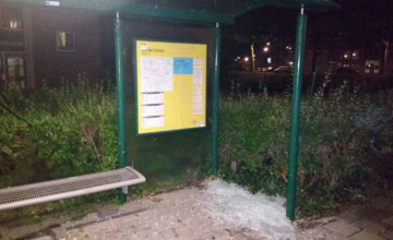 Vandalen vernielen bushokje aan Warnsveldseweg