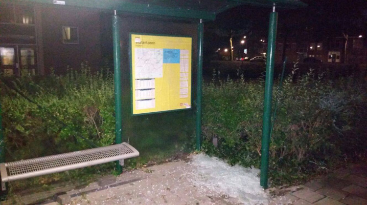 Vandalen vernielen bushokje aan Warnsveldseweg