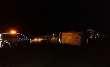 Bedrijfsbus op de kop bij ongeval
