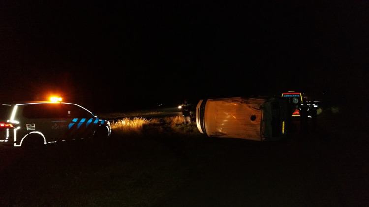 Bedrijfsbus op de kop bij ongeval
