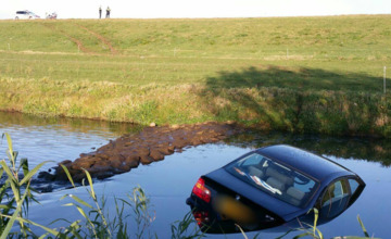 83-jarige automobilist raakt te water 
