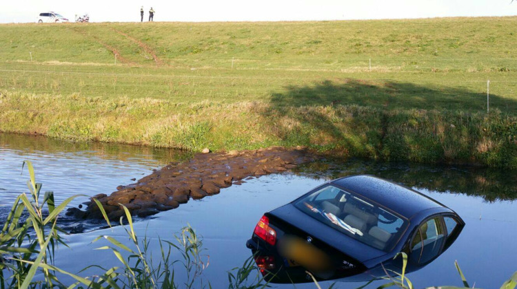 83-jarige automobilist raakt te water 