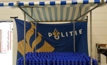 Politie deelt honderden bidons uit tijdens open dag 