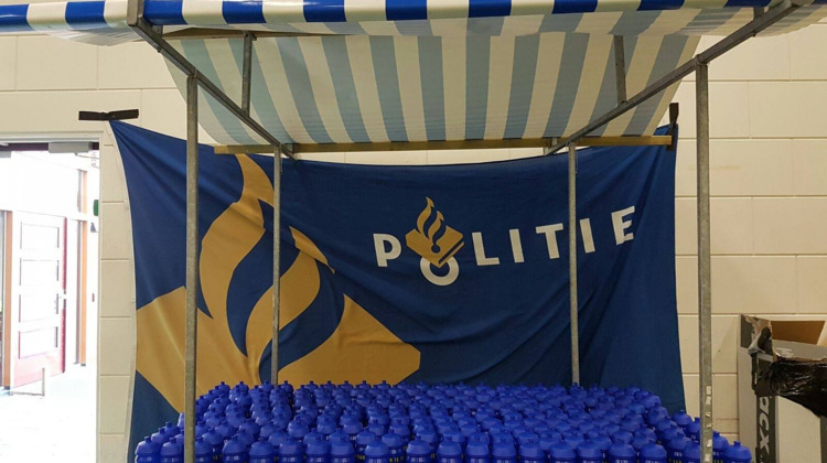 Politie deelt honderden bidons uit tijdens open dag 