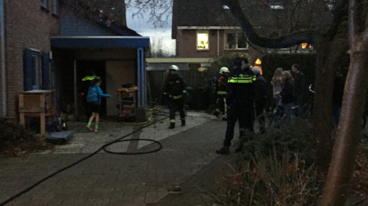 Schuur haardhout in brand op de Weerdslag in Zutphen