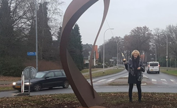 Video | Geschonken kunstwerk onthuld op rotonde Zutphenseweg
