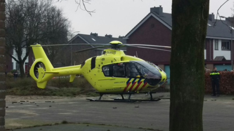 Traumaheli landt in woonwijk Eerbeek